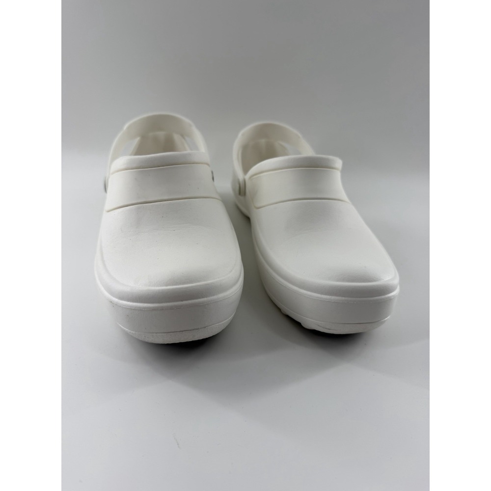 Crocs White Non Slip Women's Closed Toe Shoes Nursing Work Mercy Size 8